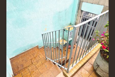 Casa para alugar com 120m², 2 quartos e 2 vagasEscada acesso ao portão social 