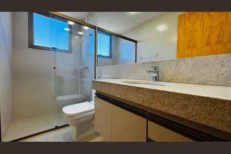 Casa de condomínio para alugar com 1000m², 4 quartos e 6 vagasBanheiro Social