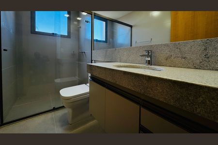 Casa de condomínio para alugar com 1000m², 4 quartos e 6 vagasBanheiro Social