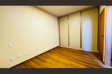 Casa de condomínio para alugar com 1000m², 4 quartos e 6 vagasQuarto