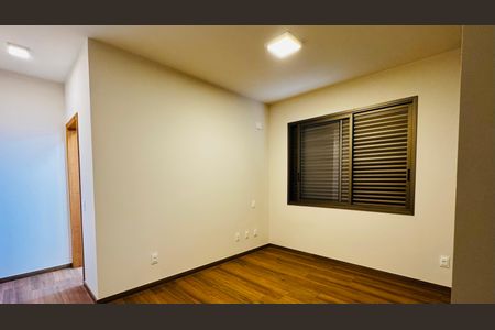 Casa de condomínio para alugar com 1000m², 4 quartos e 6 vagasQuarto 2