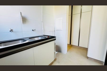 Casa de condomínio para alugar com 1000m², 4 quartos e 6 vagasLavanderia