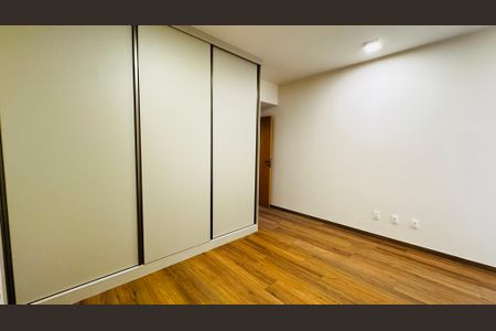 Casa de condomínio para alugar com 1000m², 4 quartos e 6 vagasQuarto