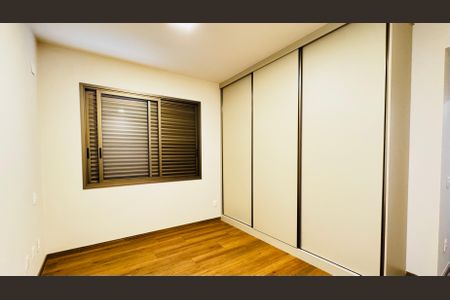 Casa de condomínio para alugar com 1000m², 4 quartos e 6 vagasQuarto