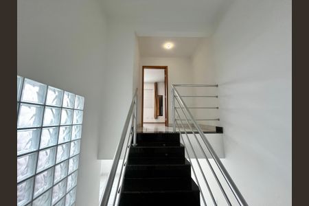 Casa à venda com 104m², 3 quartos e 2 vagasEscada P/ Suíte