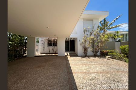 Casa de condomínio à venda com 435m², 5 quartos e 6 vagasFachada da casa