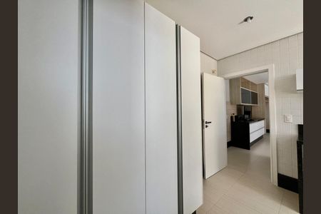 Casa de condomínio à venda com 435m², 5 quartos e 6 vagasÁrea de serviço