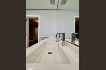 Casa de condomínio à venda com 435m², 5 quartos e 6 vagasBanheiro da suíte 1