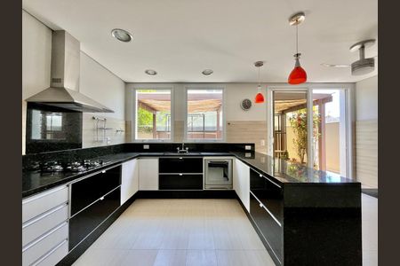 Casa de condomínio à venda com 435m², 5 quartos e 6 vagasCozinha