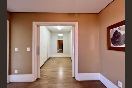 Casa de condomínio à venda com 435m², 5 quartos e 6 vagasCloset da suíte 1