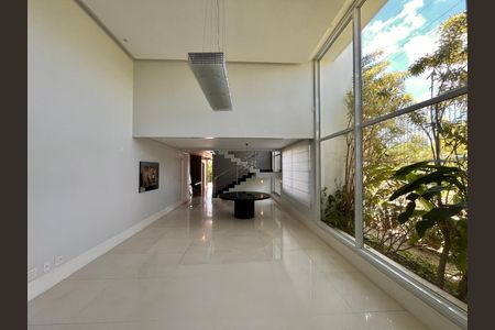 Casa de condomínio à venda com 435m², 5 quartos e 6 vagasSala