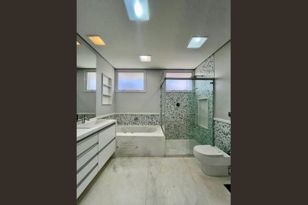 Casa de condomínio à venda com 435m², 5 quartos e 6 vagasBanheiro da suíte 1