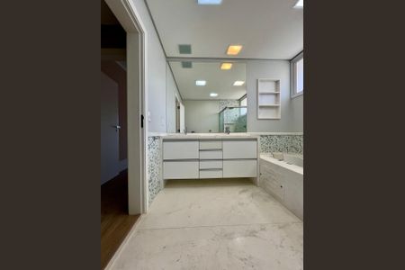 Casa de condomínio à venda com 435m², 5 quartos e 6 vagasBanheiro da suíte 1