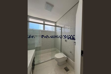 Casa de condomínio à venda com 435m², 5 quartos e 6 vagasBanheiro da Suíte 2