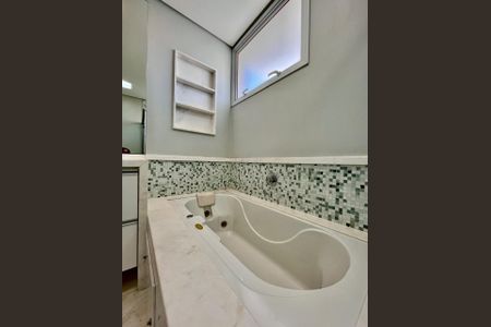 Casa de condomínio à venda com 435m², 5 quartos e 6 vagasBanheiro da suíte 1