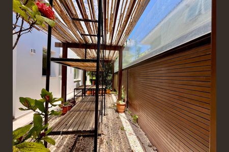 Casa de condomínio à venda com 435m², 5 quartos e 6 vagasCorredor externo