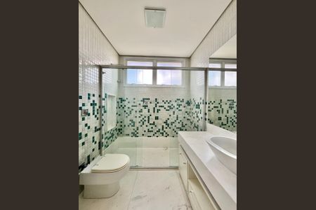 Casa de condomínio à venda com 435m², 5 quartos e 6 vagasBanheiro da Suíte 3