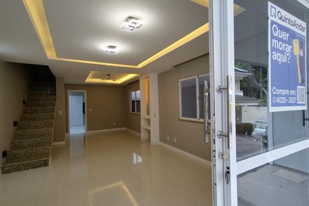 Casa de condomínio à venda com 209m², 4 quartos e 3 vagasSala