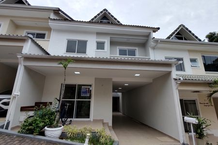 Casa de condomínio à venda com 209m², 4 quartos e 3 vagasFachada