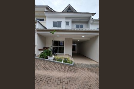 Casa de condomínio à venda com 209m², 4 quartos e 3 vagasFachada