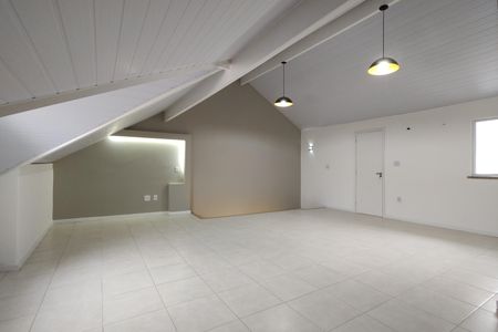 Casa de condomínio à venda com 209m², 4 quartos e 3 vagasSótão