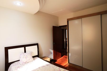 Casa à venda com 456m², 4 quartos e 4 vagas Casa à venda com 456m², 4 quartos e 4 vagasQuarto 1