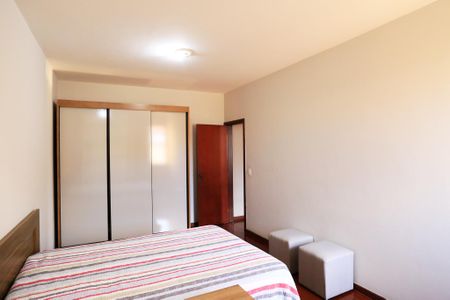 Casa à venda com 456m², 4 quartos e 4 vagas Casa à venda com 456m², 4 quartos e 4 vagasQuarto