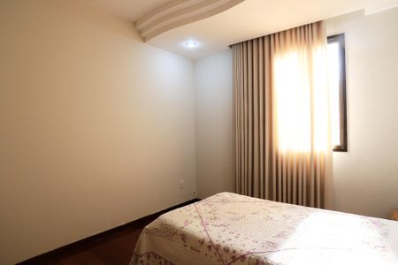 Casa à venda com 456m², 4 quartos e 4 vagas Casa à venda com 456m², 4 quartos e 4 vagasQuarto 1