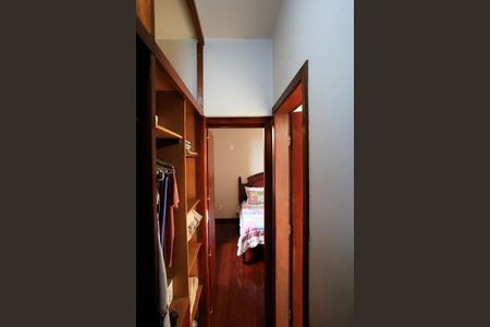 Casa à venda com 456m², 4 quartos e 4 vagas Casa à venda com 456m², 4 quartos e 4 vagasCloset da suíte