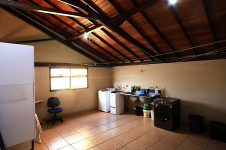 Casa à venda com 456m², 4 quartos e 4 vagas Casa à venda com 456m², 4 quartos e 4 vagasLavanderia