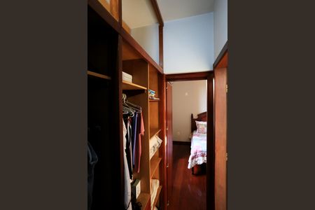 Casa à venda com 456m², 4 quartos e 4 vagas Casa à venda com 456m², 4 quartos e 4 vagasCloset da suíte