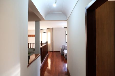 Casa à venda com 456m², 4 quartos e 4 vagas Casa à venda com 456m², 4 quartos e 4 vagasCorredor