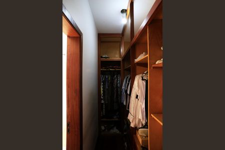 Casa à venda com 456m², 4 quartos e 4 vagas Casa à venda com 456m², 4 quartos e 4 vagasCloset da suíte