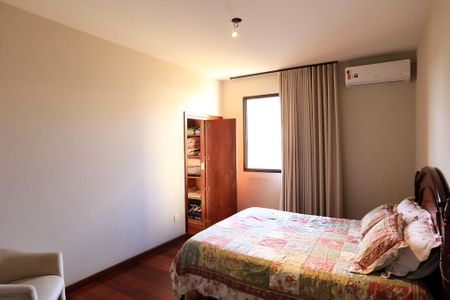 Casa à venda com 456m², 4 quartos e 4 vagas Casa à venda com 456m², 4 quartos e 4 vagasSuíte