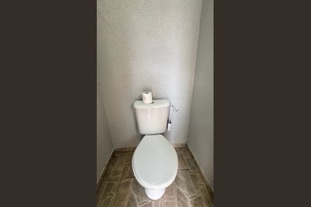 Casa à venda com 202m², 4 quartos e 6 vagas Casa à venda com 202m², 4 quartos e 6 vagasCasa 1 - Quintal - Banheiro