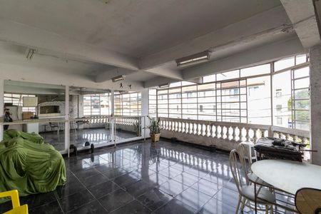 Casa à venda com 200m², 7 quartos e 5 vagas Casa à venda com 200m², 7 quartos e 5 vagasVaranda