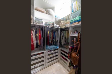 Casa à venda com 258m², 4 quartos e sem vaga Casa à venda com 258m², 4 quartos e sem vagaCloset da suíte 2