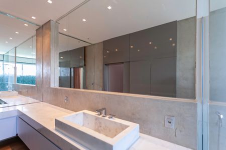 Casa de condomínio à venda com 880m², 6 quartos e 5 vagasBanheiro da suíte 2