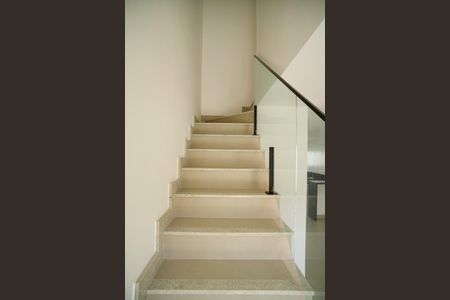 Casa à venda com 130m², 3 quartos e 2 vagas Casa à venda com 130m², 3 quartos e 2 vagasEscada