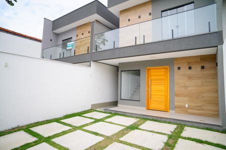 Casa à venda com 130m², 3 quartos e 2 vagas Casa à venda com 130m², 3 quartos e 2 vagasÁrea externa