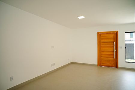 Casa à venda com 130m², 3 quartos e 2 vagas Casa à venda com 130m², 3 quartos e 2 vagasSala