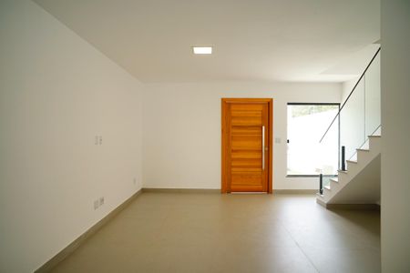 Sala de casa à venda com 3 quartos, 130m² em Piratininga, Niterói