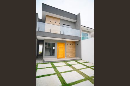 Casa à venda com 130m², 3 quartos e 2 vagas Casa à venda com 130m², 3 quartos e 2 vagasFachada