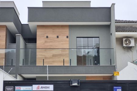 Casa à venda com 130m², 3 quartos e 2 vagas Casa à venda com 130m², 3 quartos e 2 vagasFachada