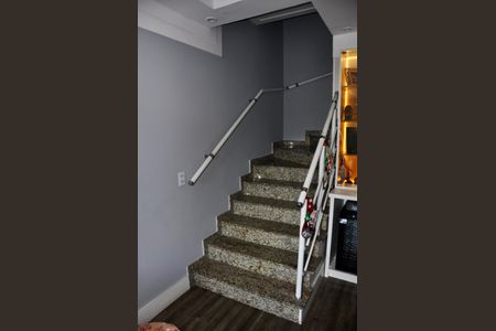 Casa à venda com 166m², 3 quartos e 3 vagasDetalhe - Escada Quartos