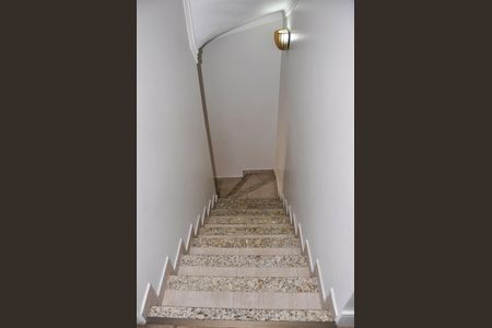 Casa à venda com 166m², 3 quartos e 3 vagasEscada Interna da Garagem