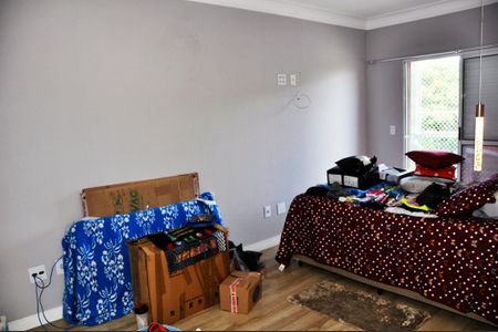 Casa à venda com 166m², 3 quartos e 3 vagasDetalhe - Quarto 01 com Suíte e Varanda