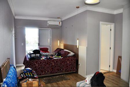 Casa à venda com 166m², 3 quartos e 3 vagasDetalhe - Quarto 01 com Suíte e Varanda