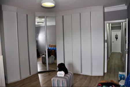 Casa à venda com 166m², 3 quartos e 3 vagasDetalhe - Quarto 01 com Suíte e Varanda