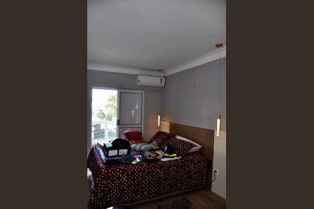 Casa à venda com 166m², 3 quartos e 3 vagasDetalhe - Quarto 01 com Suíte e Varanda